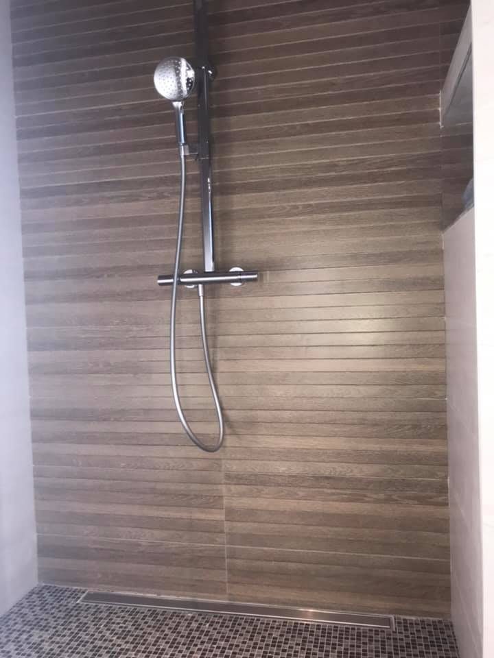 Douche au mur en carrelage imitation bois