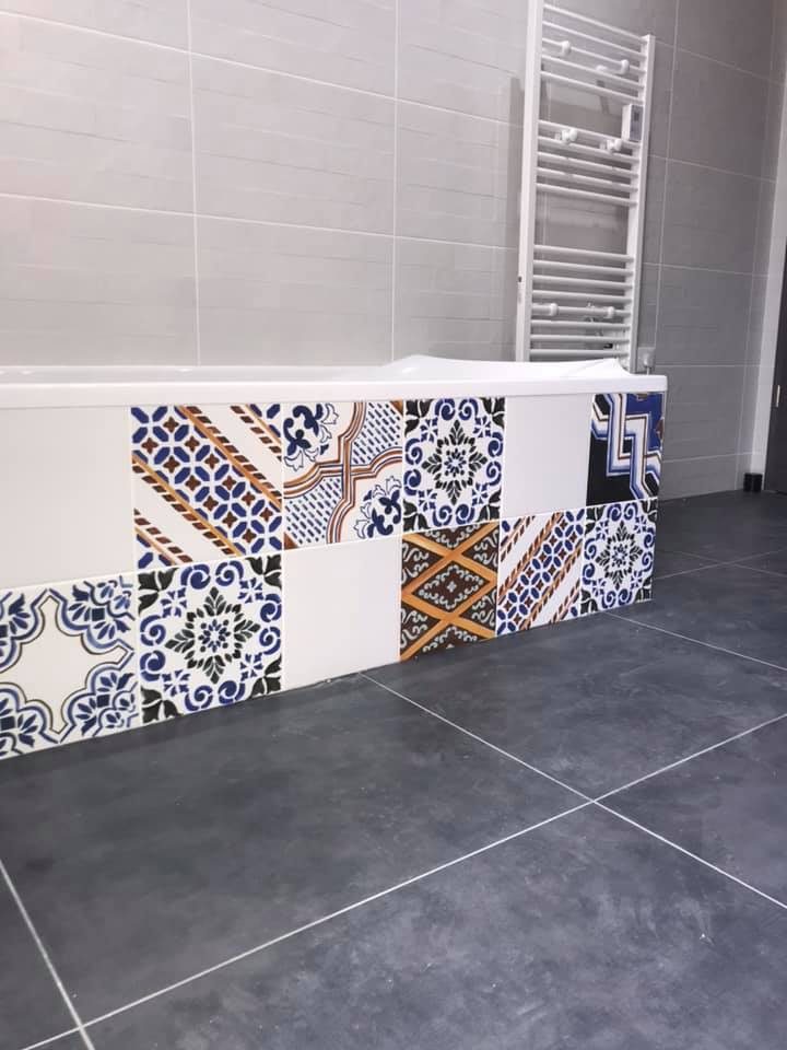 Tablier de baignoire en faïence à motifs bleus et ocre
