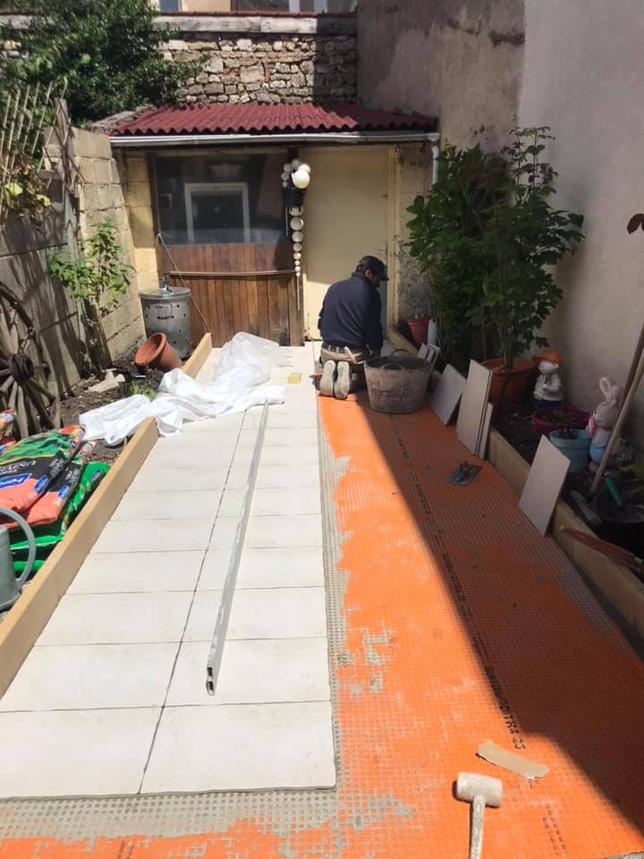Terrasse en cours de pose, carreaux clairs